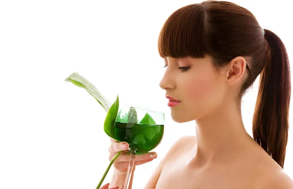 Mujer con hoja verde y vaso de agua —  Fotos de Stock