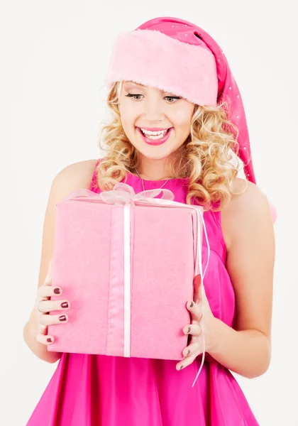 선물 상자와 쾌활 한 산타 도우미 여자 — 스톡 사진