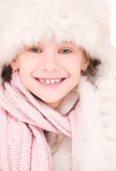 Mutlu kız kış şapka — Stok fotoğraf