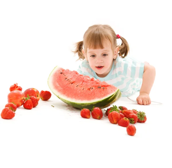 Meisje met aardbei en watermeloen — Stockfoto