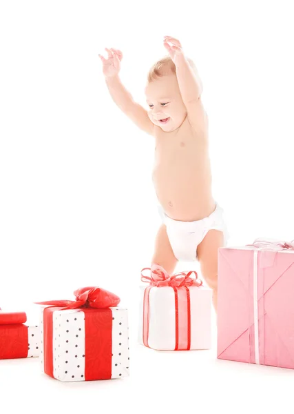 Хлопчик з подарунками — стокове фото