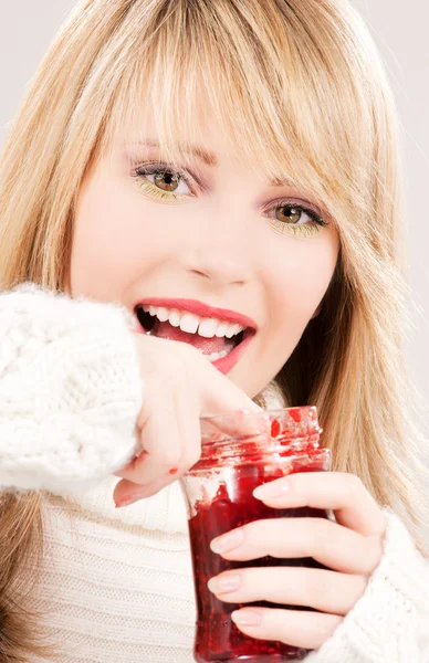 Feliz adolescente con mermelada de frambuesa — Foto de Stock