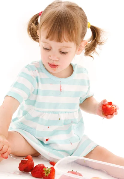 Dziewczynka z truskawkami — Zdjęcie stockowe