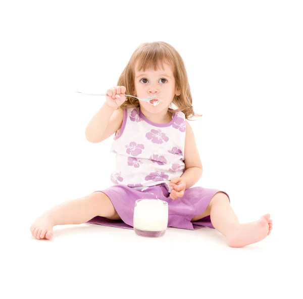 Holčička s jogurtem — Stock fotografie