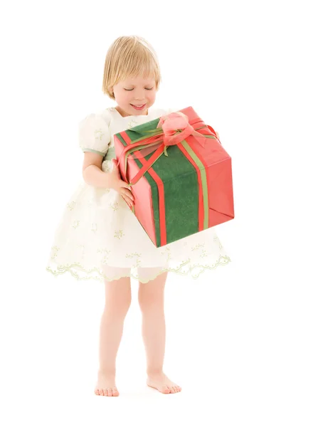 선물 상자를 들고 있는 소녀 — 스톡 사진