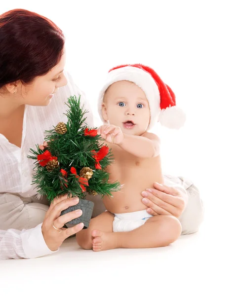 Ребенок и мама с рождественскими подарками — стоковое фото