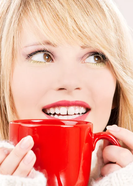 Felice adolescente con tazza rossa — Foto Stock
