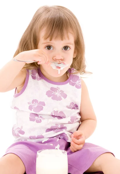 Маленька дівчинка з йогуртом — стокове фото