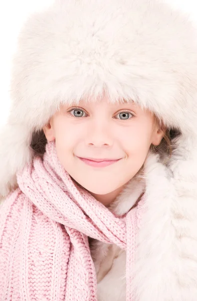 Щаслива дівчина в зимовому капелюсі — стокове фото
