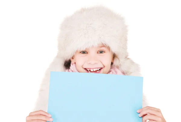 Chica en sombrero de invierno con tablero en blanco — Foto de Stock