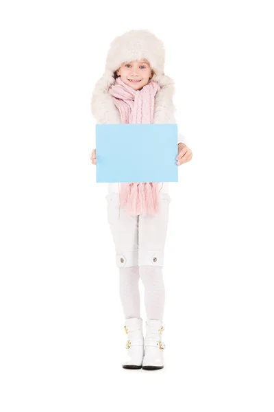 Meisje in winter hoed met leeg bord — Stockfoto