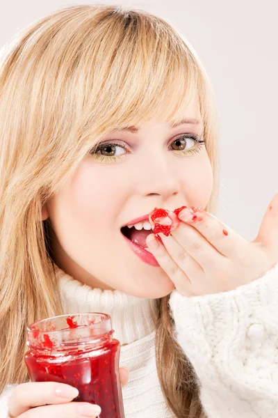 Menina adolescente feliz com geléia de framboesa — Fotografia de Stock
