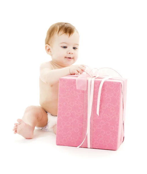 Büyük hediye kutusu ile erkek bebek Telifsiz Stok Fotoğraflar