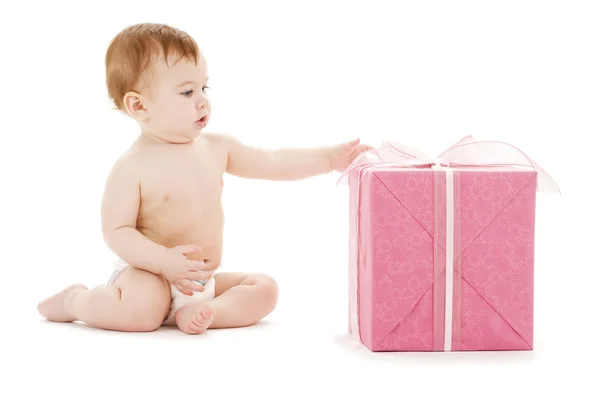 大きなギフト ボックスと男の赤ちゃん ロイヤリティフリーのストック画像