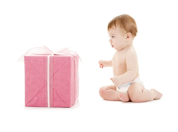 Büyük hediye kutusu ile erkek bebek Stok Resim