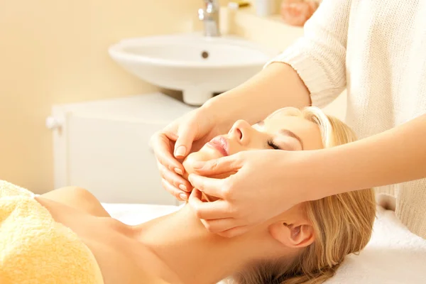 Bella donna nel salone di massaggio — Foto Stock
