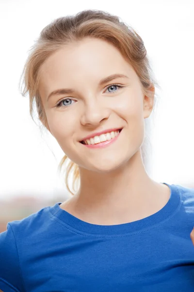 Szczęśliwa i uśmiechnięta nastolatka — Zdjęcie stockowe