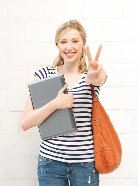 Sonriente chica adolescente con ordenador portátil — Foto de Stock