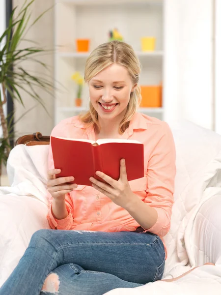 Femme heureuse et souriante avec le livre — Photo