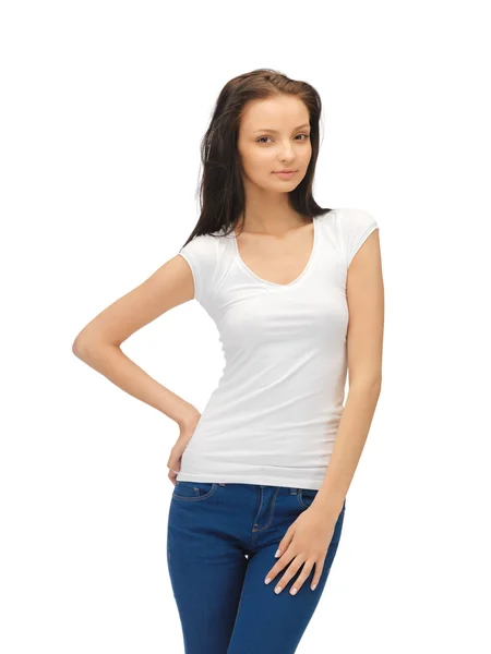 Lächelndes Teenager-Mädchen im weißen T-Shirt — Stockfoto