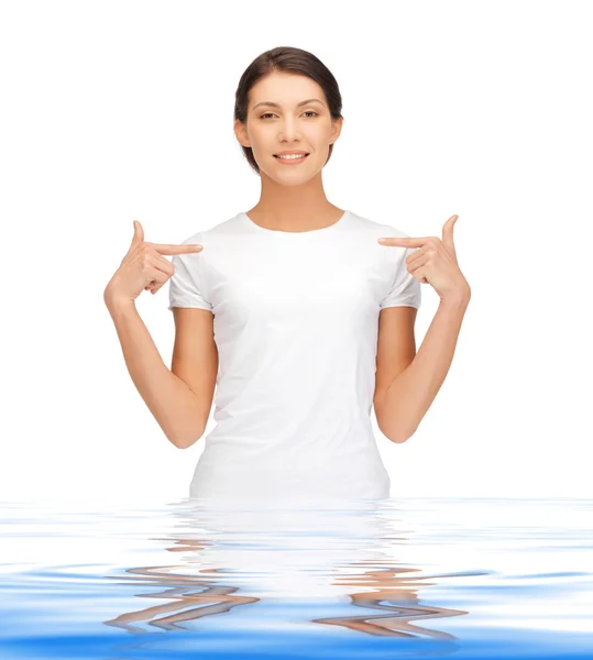Ragazza adolescente felice e spensierata in acqua — Foto Stock