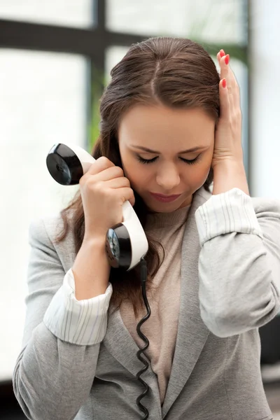 Triste femme d'affaires avec téléphone — Photo