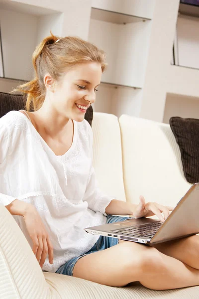 Glad tonårsflicka med bärbar dator — Stockfoto