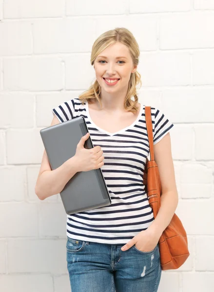 Gelukkig en lachende tienermeisje met laptop — Stockfoto