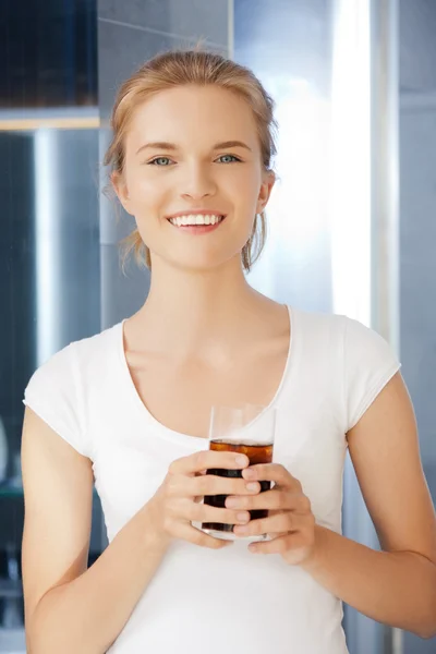 Bardak kola ile mutlu ve gülümseyen genç kız — Stok fotoğraf