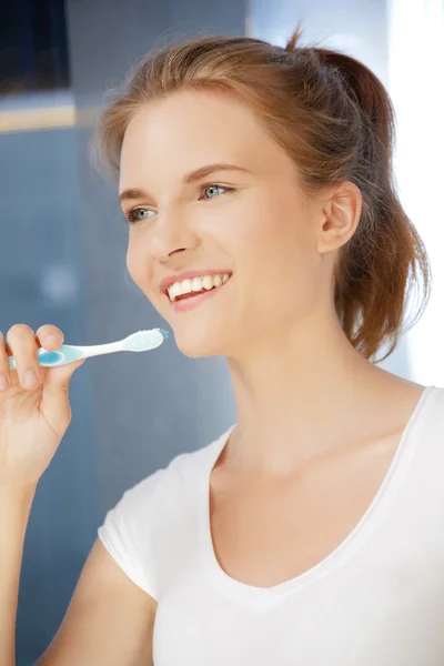 Smiling teenage girl with toothbrush — Stock Photo, Image