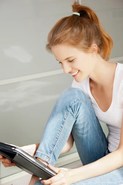 Счастливая девочка-подросток с планшетным компьютером — стоковое фото