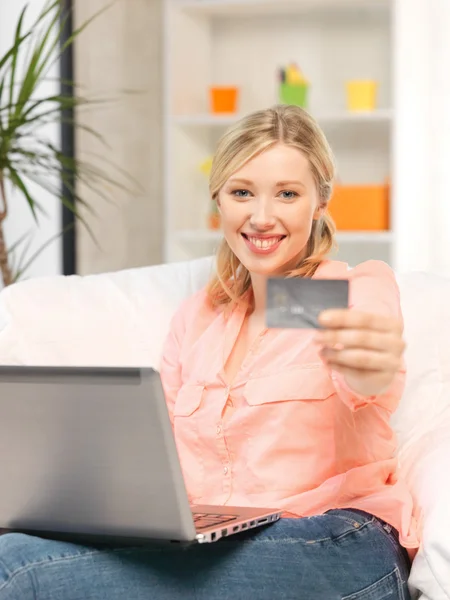 Счастливая женщина с ноутбуком и кредитной картой — стоковое фото