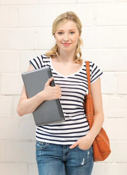Счастливая и улыбчивая девочка-подросток с ноутбуком — стоковое фото