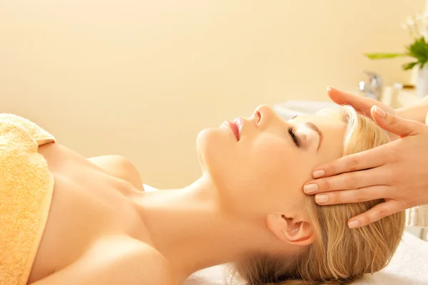 Piękna kobieta w salonie masażu — Zdjęcie stockowe