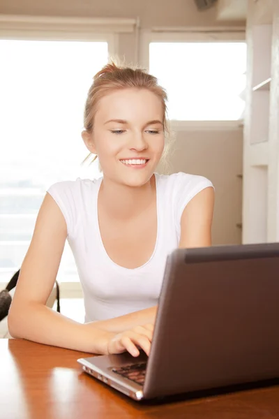 Felice ragazza adolescente con computer portatile — Foto Stock