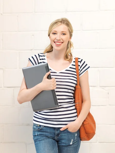 Feliz y sonriente chica adolescente con portátil — Foto de Stock