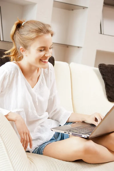 Счастливая девочка-подросток с ноутбуком — стоковое фото