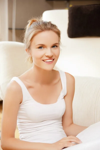 Happy and smiling teenage girl with magazine — Stock Photo, Image
