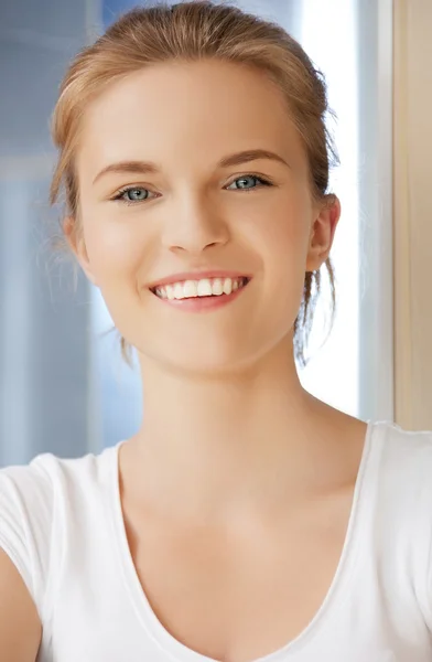 Boldog és mosolyog tizenéves lány a fürdőszobában — Stock Fotó