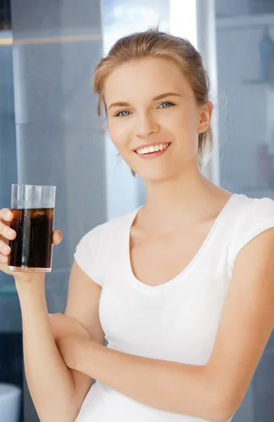 Adolescente heureuse et souriante avec verre de cola — Photo