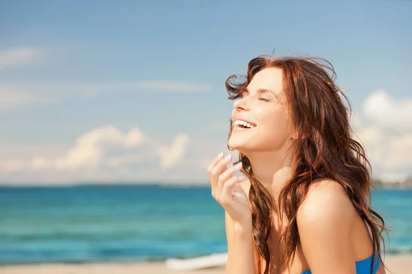 Ridendo donna sulla spiaggia — Foto Stock