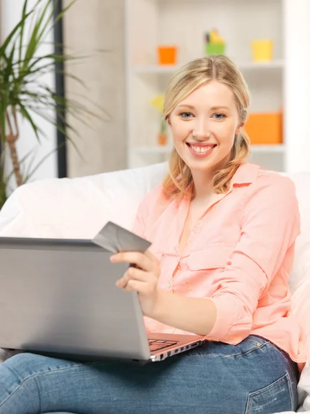 Gelukkige vrouw met laptopcomputer en credit card — Stockfoto