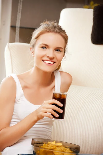Cips ve kola ile gülümseyen genç kız — Stok fotoğraf