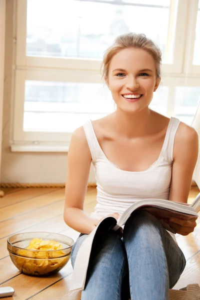 Menina adolescente feliz e sorridente com revista — Fotografia de Stock