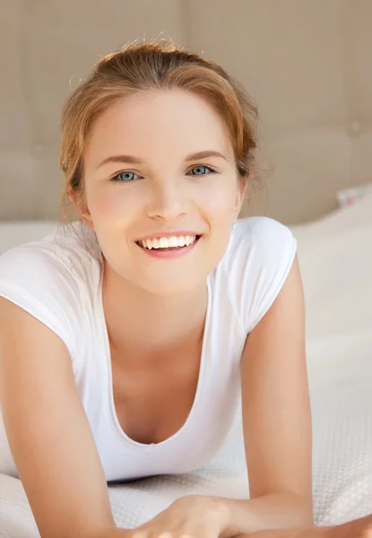 Menina adolescente feliz e sorridente — Fotografia de Stock