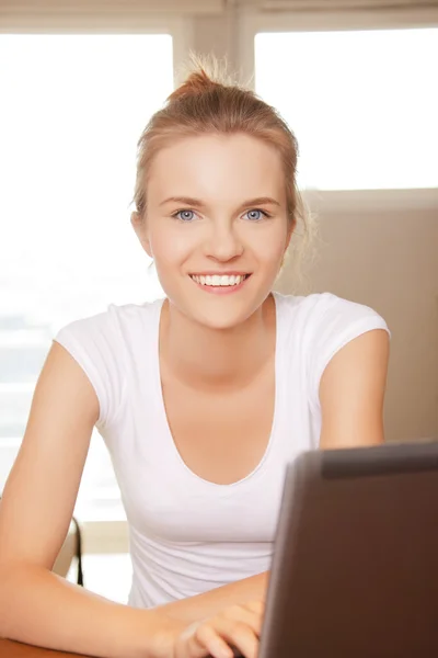 Šťastné dospívající dívka s přenosným počítačem — Stock fotografie
