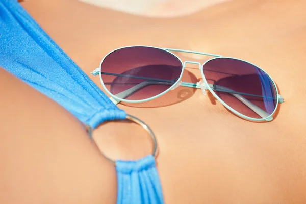Female belly, bikini and shades — Stock Photo, Image