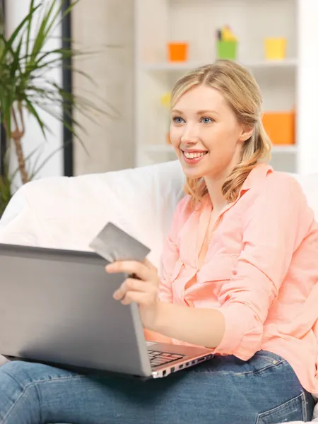 Glad kvinna med bärbar dator och kreditkort — Stockfoto