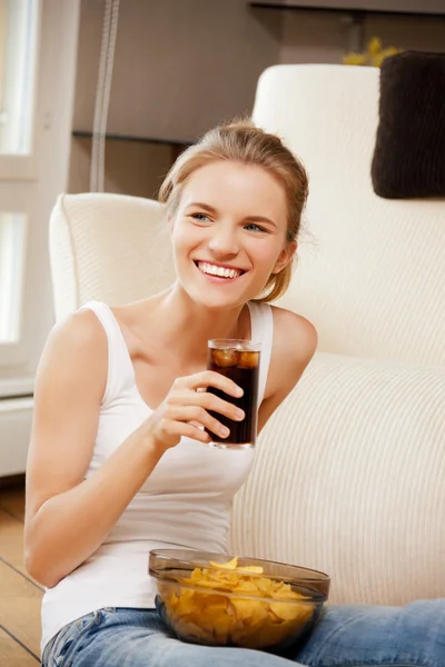 Sorridente ragazza adolescente con patatine e coca — Foto Stock