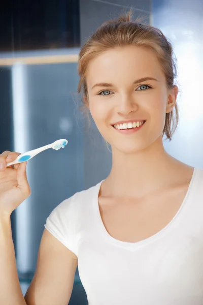 Sorrindo adolescente com escova de dentes — Fotografia de Stock